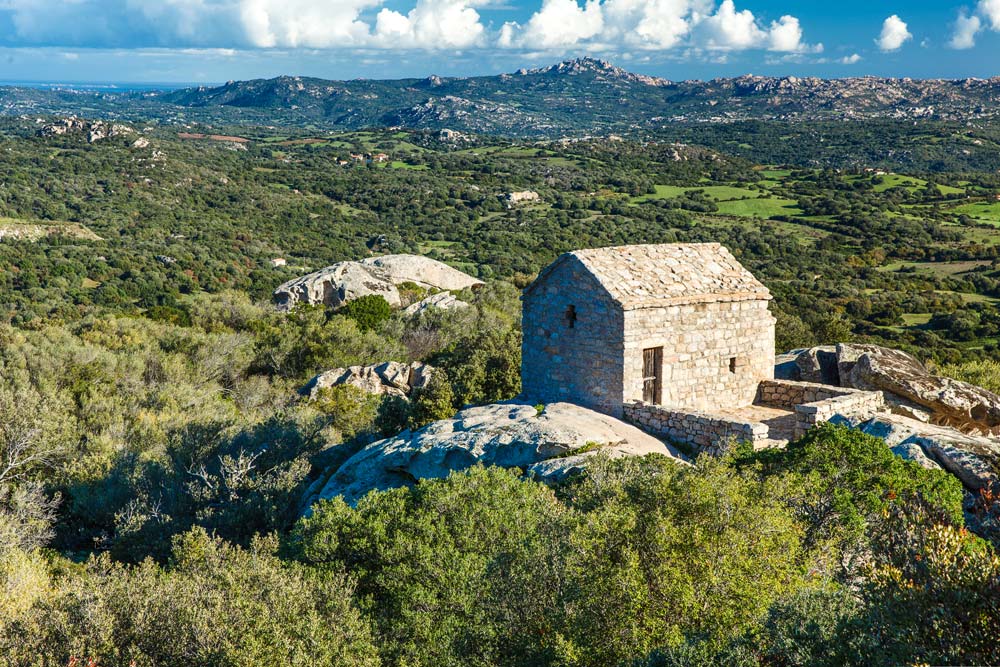 Luogosanto: un itinerario religioso en el corazón de la Gallura